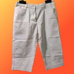 Harvé Benard White Cropped / Capri  Pants  Mid-rise with belt loops  Size 8
